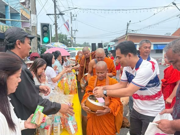 วันที่  5  ธันวาคม  2568  เทศบาลตำบลไม้เรียงจัดกิจกรรมทำบุญตักบาตร เนื่องในวันคล้ายวันพระบรมราชสมภพพระบาทสมเด็จพระบรมชนการิเบศร มหาภูมิพลอดุลยเดชมหาราช บรมนาถบพิตร วันพ่อแห่งชาติ ณ บริเวณถนนหน้าร้านสะดวกซื้อ 7-Eleven